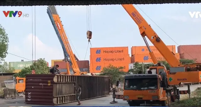 Xe chạy vào đường cấm, thùng container lật nhào dưới gầm cầu Đồng Nai - Ảnh 4.