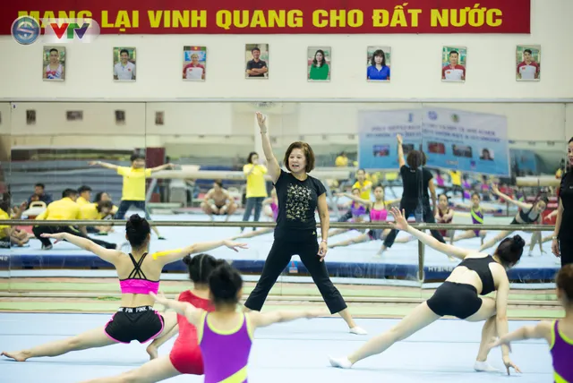 Phó Chủ tịch Liên đoàn Thể dục thế giới trực tiếp thị phạm các động tác cho VĐV Việt Nam - Ảnh 3.