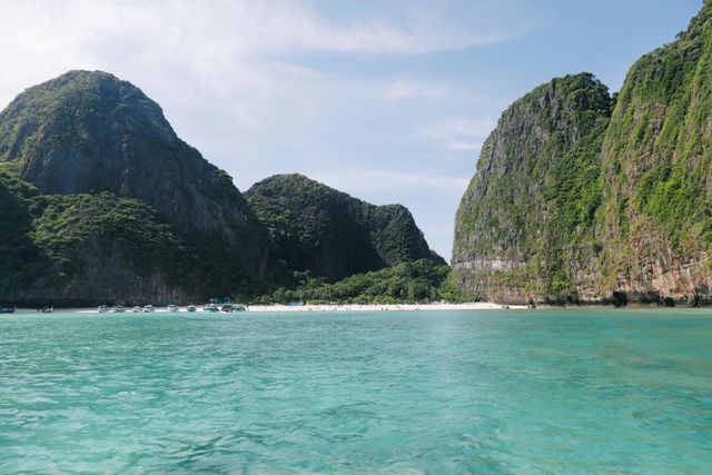 Thái Lan đóng cửa vịnh Maya đến năm 2021 - Ảnh 1.