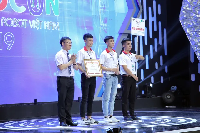 Phần thưởng cho các đội tuyển chiến thắng tại Robocon Việt Nam 2019 là gì? - Ảnh 7.