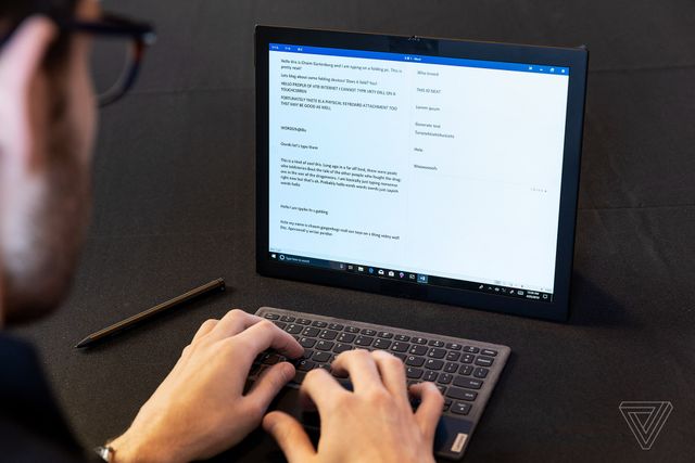 Choáng: Lenovo trình diễn chiếc laptop màn hình gập - Ảnh 8.