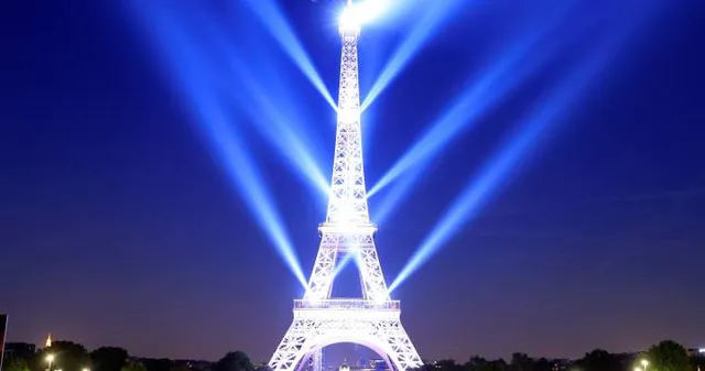 Tháp Eiffel thắp đèn mừng 130 năm tuổi - Ảnh 5.