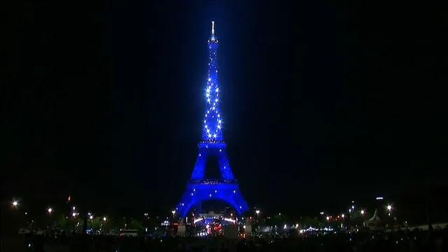 Tháp Eiffel thắp đèn mừng 130 năm tuổi - Ảnh 2.