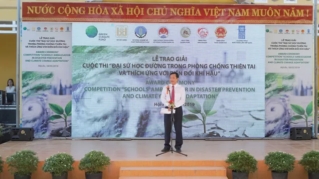 Trao giải cuộc thi Đại sứ học đường trong Phòng chống thiên tai và thích ứng biến đổi khí hậu - Ảnh 1.