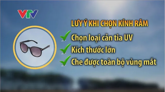 Người dân TP.HCM chiến đấu với nắng nóng ngày đầu sau kỳ nghỉ lễ - Ảnh 1.