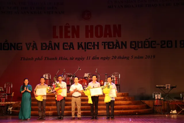 Liên hoan Tuồng và Dân ca kịch toàn quốc 2019: Vinh danh các nghệ sĩ cống hiến hết mình vì nghệ thuật - Ảnh 5.