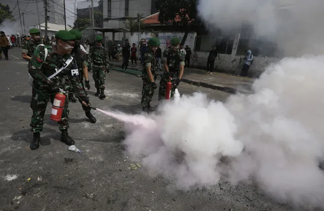 Biểu tình bạo lực tại Indonesia, hơn 200 người thương vong - Ảnh 9.