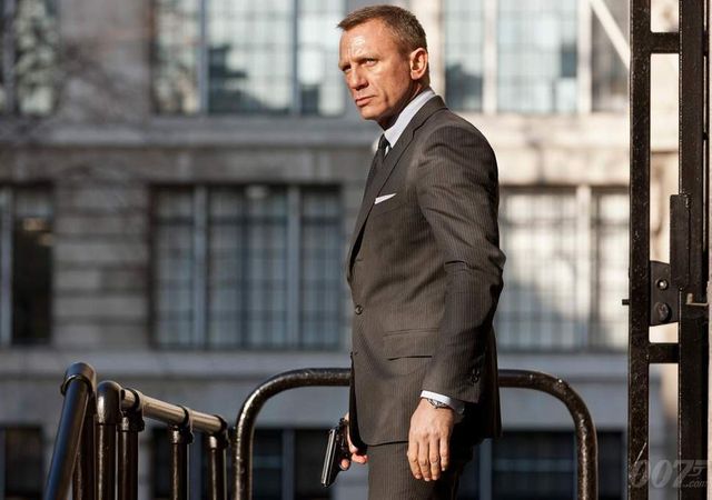 Daniel Craig phẫu thuật gấp sau chấn thương tại phim trường “Bond 25” - Ảnh 1.