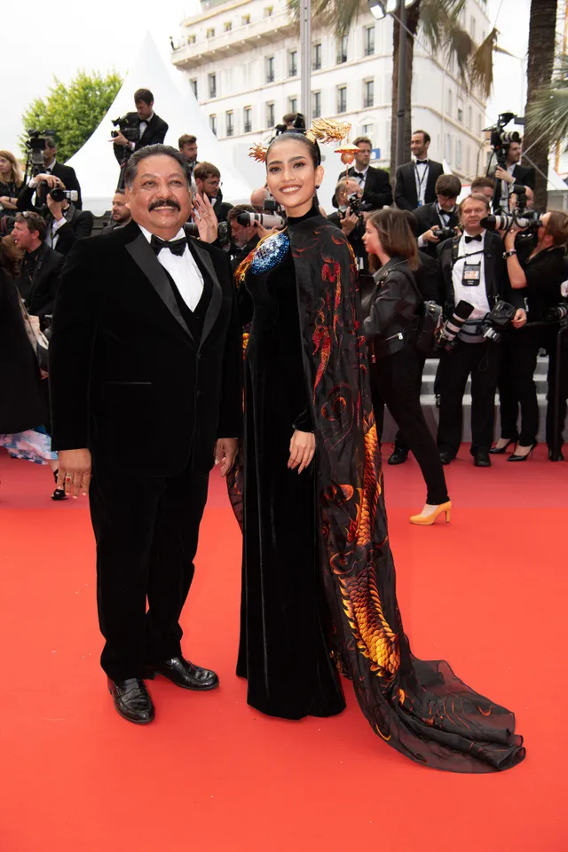 Trương Thị May diện áo dài lộng lẫy trên thảm đỏ Cannes 2019 - Ảnh 2.