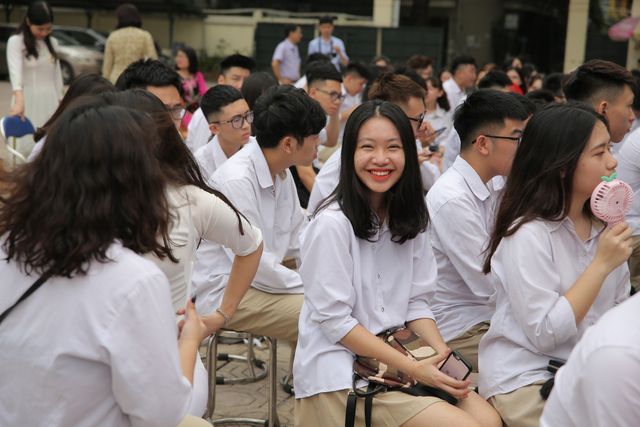 Học sinh THPT Phan Huy Chú ngập tràn cảm xúc trong lễ bế giảng - Ảnh 3.
