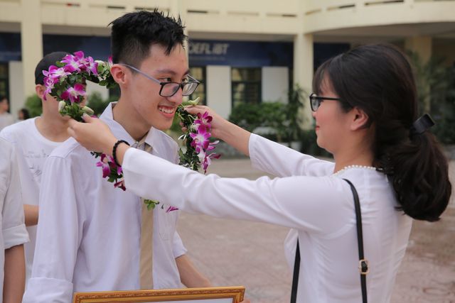 Học sinh THPT Phan Huy Chú ngập tràn cảm xúc trong lễ bế giảng - Ảnh 14.