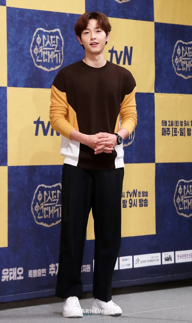 Song Joong Ki tình cảm bên Jang Dong Gun ra mắt phim mới - Ảnh 1.