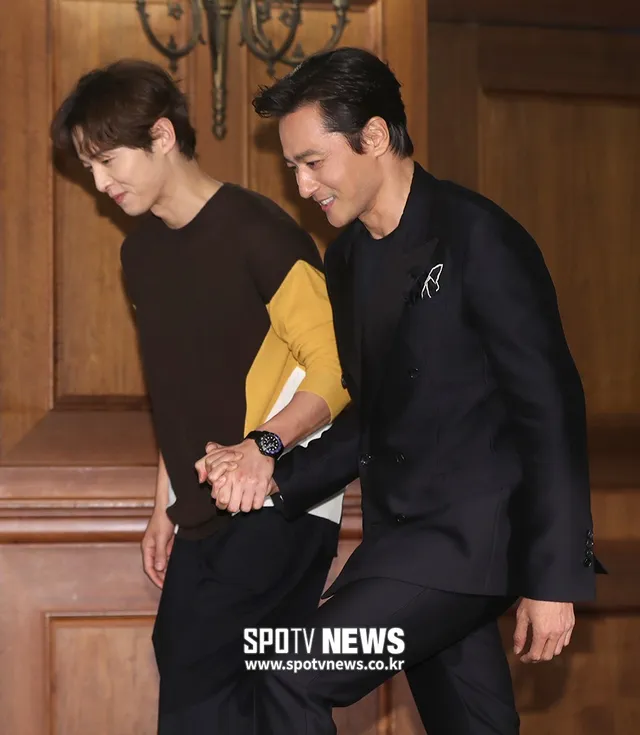 Song Joong Ki tình cảm bên Jang Dong Gun ra mắt phim mới - Ảnh 4.