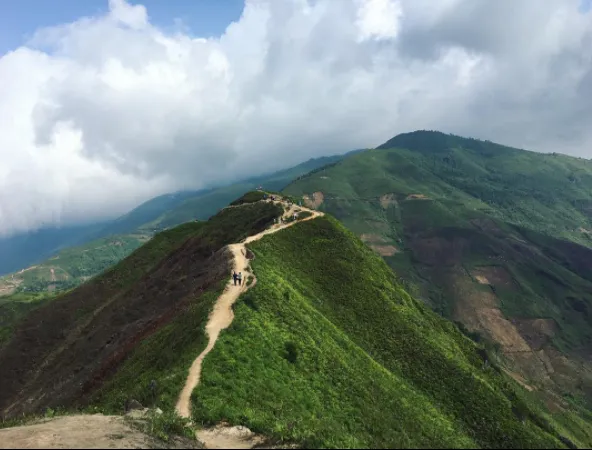 Chiêm ngưỡng “sống lưng khủng long” bồng bềnh giữa sương mây