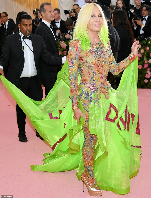 Những bộ cánh thảm hoạ trong Met Gala 2019 - Ảnh 2.