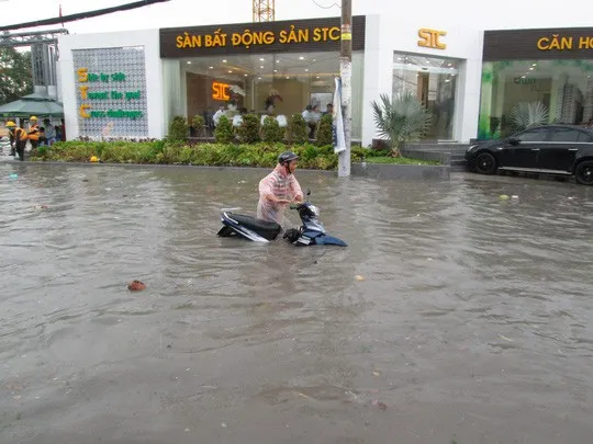 TP.HCM: Cơn mưa đầu mùa khiến nhiều nơi ngập nước