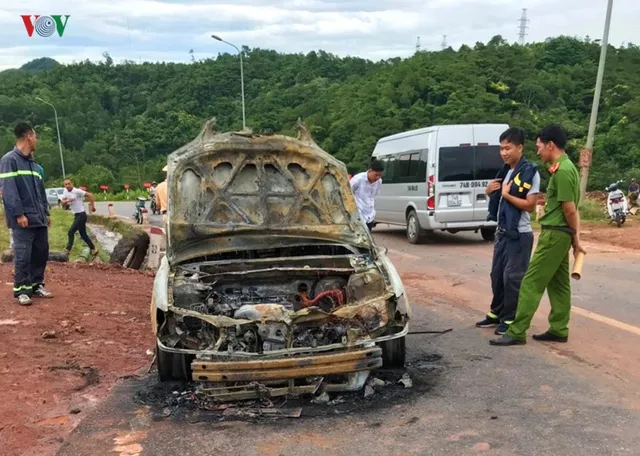 Đang chạy, ô tô bốc cháy ngùn ngụt trơ khung trên quốc lộ - Ảnh 1.