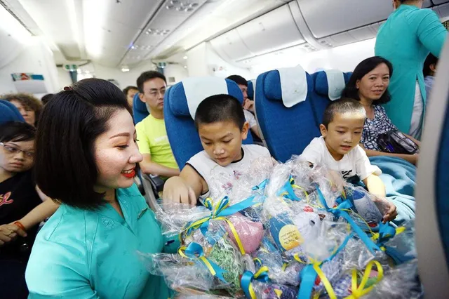 Hành khách nhí sẽ được tặng quà trên các chuyến bay nội địa của Vietnam Airlines - Ảnh 1.