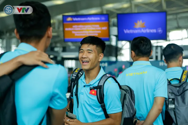 ĐT Việt Nam lên đường sang Thái Lan dự King’s Cup 2019: HLV Park Hang Seo chia tay Đình Trọng ở sân bay - Ảnh 8.