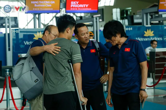 ĐT Việt Nam lên đường sang Thái Lan dự King’s Cup 2019: HLV Park Hang Seo chia tay Đình Trọng ở sân bay - Ảnh 11.