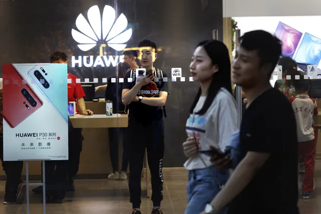 Huawei thừa nhận khó sống với lệnh cấm từ Mỹ - Ảnh 1.