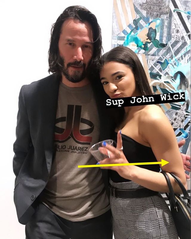 Fan ‘phát cuồng’ vì bàn tay lịch thiệp của Keanu Reeves - Ảnh 5.