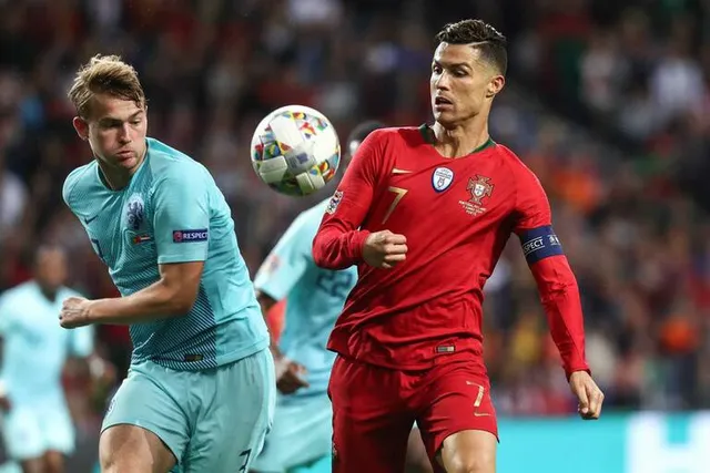 Ronaldo làm điều này khiến fan Man Utd buồn lòng sau chung kết Nations League - Ảnh 1.