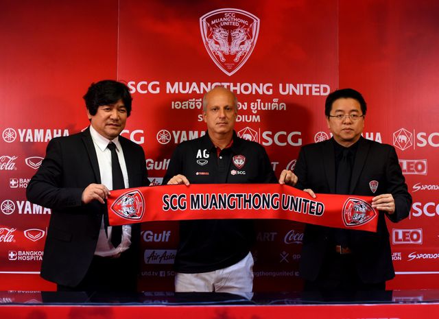 Cựu HLV U23 Thái Lan trở thành thầy mới của Văn Lâm ở Muangthong United - Ảnh 1.