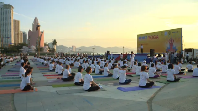 Hơn 500 người tham gia luyện tập, biểu diễn yoga ở Nha Trang