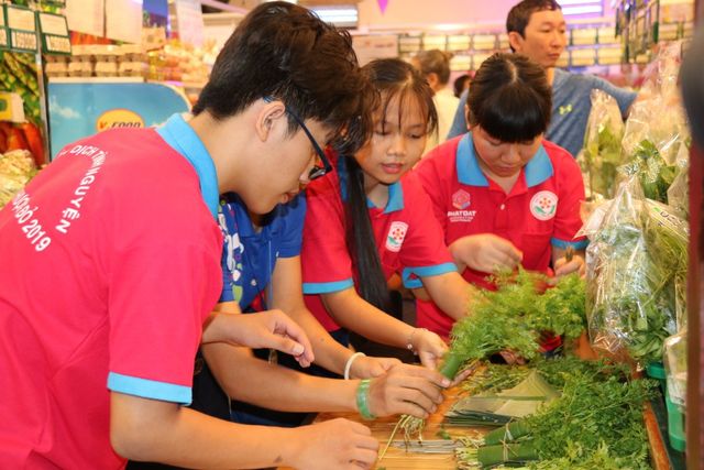 Trải nghiệm “Một ngày làm nhân viên siêu thị” - Ảnh 2.