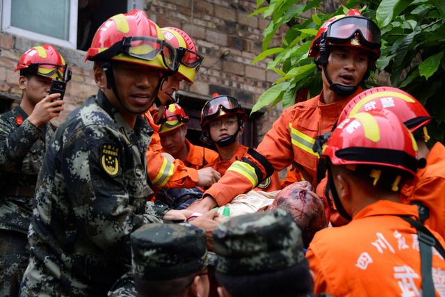 Động đất ở Tứ Xuyên, Trung Quốc: Lực lượng cứu hộ chạy đua với thời gian - Ảnh 2.