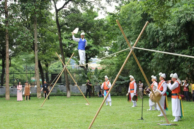 Trẻ em Hà thành háo hức Khám phá văn hóa Hàn Quốc tại Bảo tàng Dân tộc học - Ảnh 1.