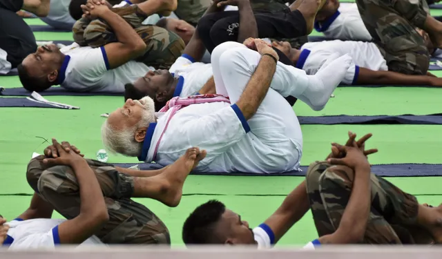 Thủ tướng Ấn Độ cùng tập yoga với hàng chục nghìn người - Ảnh 1.