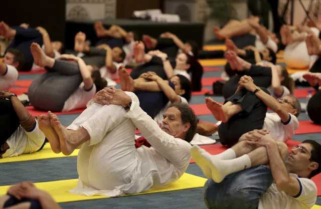 Thủ tướng Ấn Độ cùng tập yoga với hàng chục nghìn người - Ảnh 2.