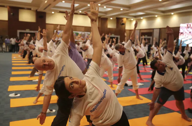 Thủ tướng Ấn Độ cùng tập yoga với hàng chục nghìn người - Ảnh 3.
