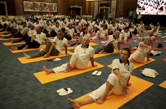 Thủ tướng Ấn Độ cùng tập yoga với hàng chục nghìn người - Ảnh 6.