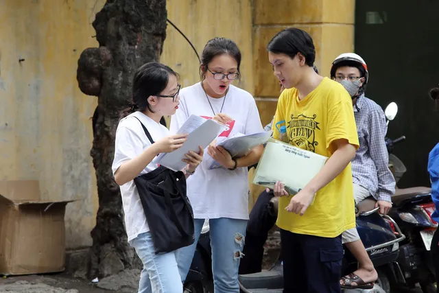 Thi THPT Quốc gia 2019: Đề thi Toán không quá khó thở đối với các thí sinh - Ảnh 24.