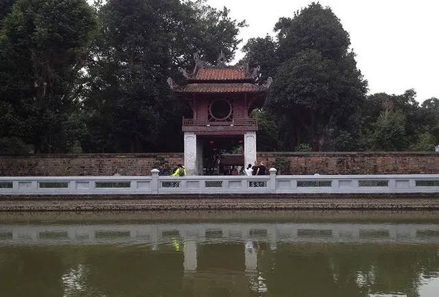 Khách du lịch tại Hà Nội được hỗ trợ thông tin - Ảnh 1. Khách du lịch tại Hà Nội được hỗ trợ thông tin - Ảnh 1.
