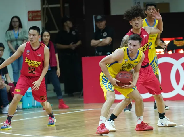 VBA 2019: Saigon Heat vươn lên ngôi đầu bảng xếp hạng - Ảnh 1.