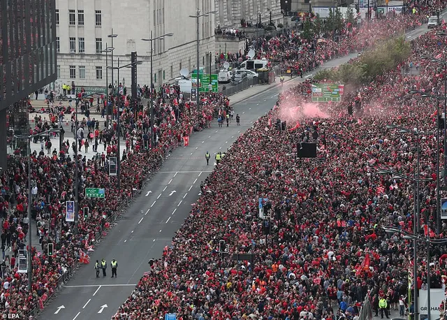 ẢNH: Biển người tại Liverpool chào đón nhà tân vô địch Champions League - Ảnh 1.