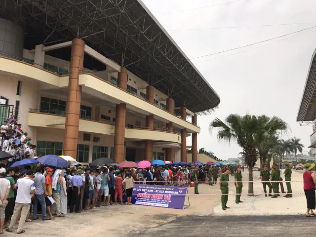 ẢNH: Hàng dài người xếp hàng chờ mua vé U23 Việt Nam – U23 Myanmar - Ảnh 1.