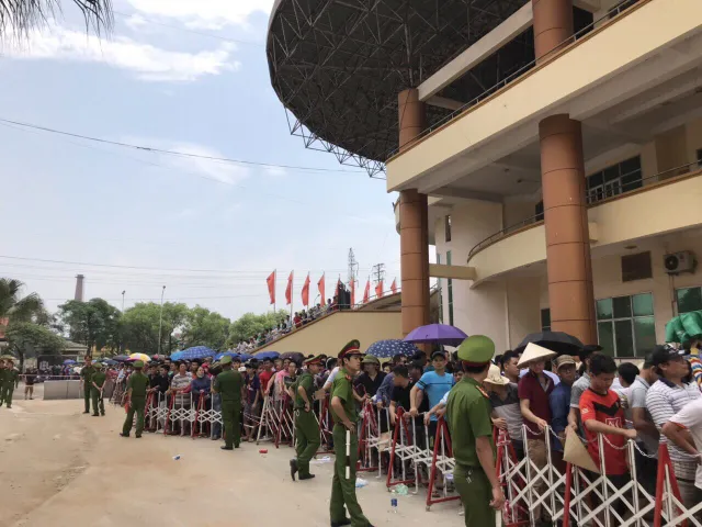 ẢNH: Hàng dài người xếp hàng chờ mua vé U23 Việt Nam – U23 Myanmar - Ảnh 11.