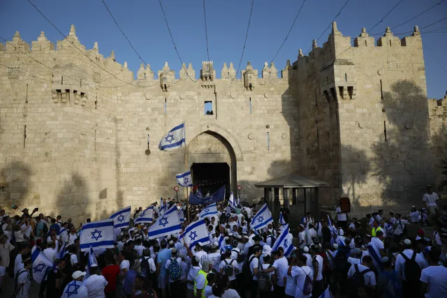 Đụng độ tại Jerusalem, hàng chục người bị thương  - Ảnh 1.