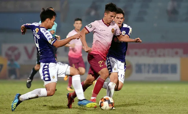 
The two teams players in action during the match. (Photo: NDO/Tran Hai)
