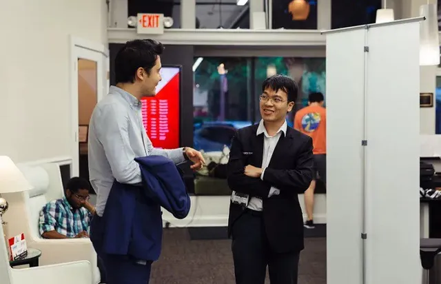 
Le Quang Liem (R) talks with David Howell after the eighth game.
