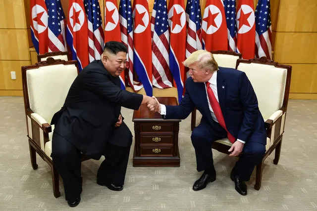 Những hình ảnh ấn tượng từ cuộc gặp lịch sử giữa Trump - Kim tại DMZ - Ảnh 11.