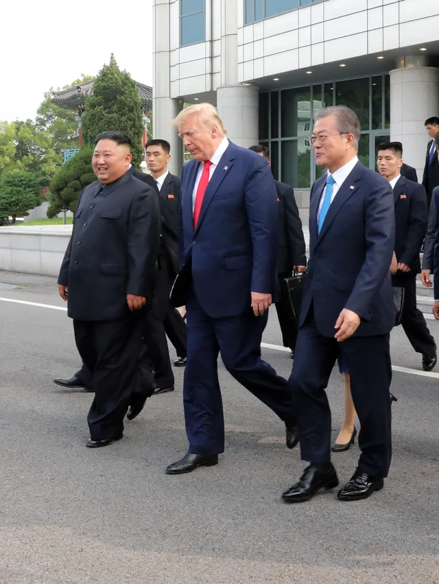 Những hình ảnh ấn tượng từ cuộc gặp lịch sử giữa Trump - Kim tại DMZ - Ảnh 13.