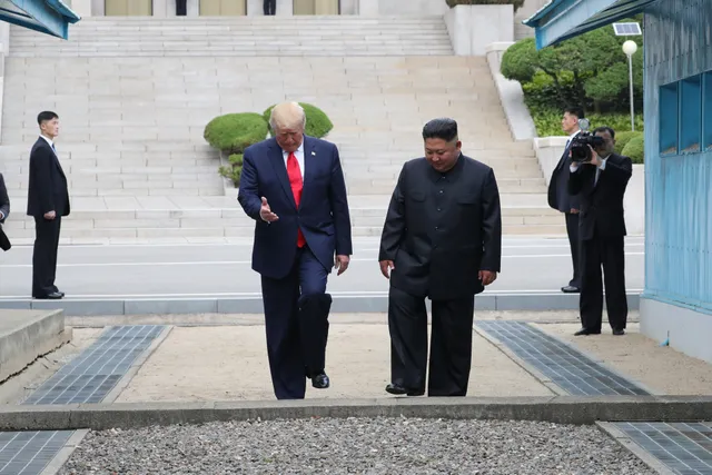 Những hình ảnh ấn tượng từ cuộc gặp lịch sử giữa Trump - Kim tại DMZ - Ảnh 4.