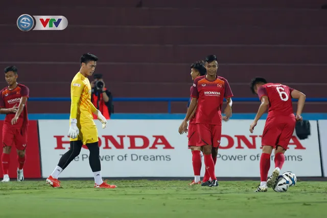 ẢNH: U23 Việt Nam tập làm quen sân vận động Việt Trì, sẵn sàng so tài U23 Myanmar - Ảnh 8. ẢNH: U23 Việt Nam tập làm quen sân vận động Việt Trì, sẵn sàng so tài U23 Myanmar - Ảnh 8.