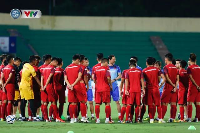 ẢNH: U23 Việt Nam tập làm quen sân vận động Việt Trì, sẵn sàng so tài U23 Myanmar - Ảnh 1. ẢNH: U23 Việt Nam tập làm quen sân vận động Việt Trì, sẵn sàng so tài U23 Myanmar - Ảnh 1.